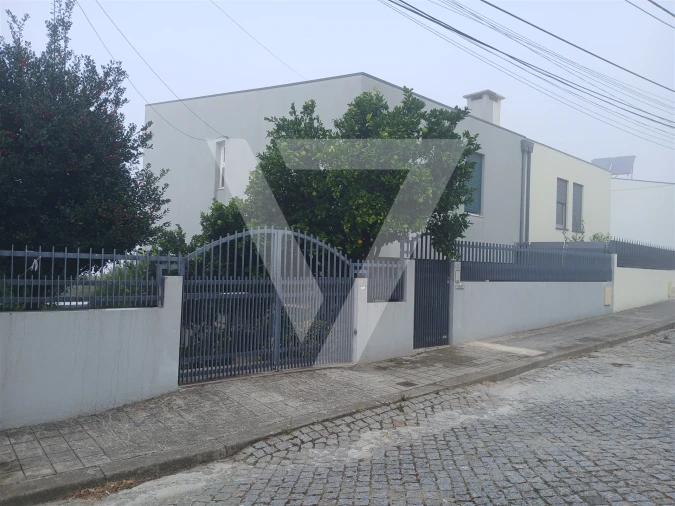 Moradia T0 para Venda em Baguim do Monte (Rio Tinto)