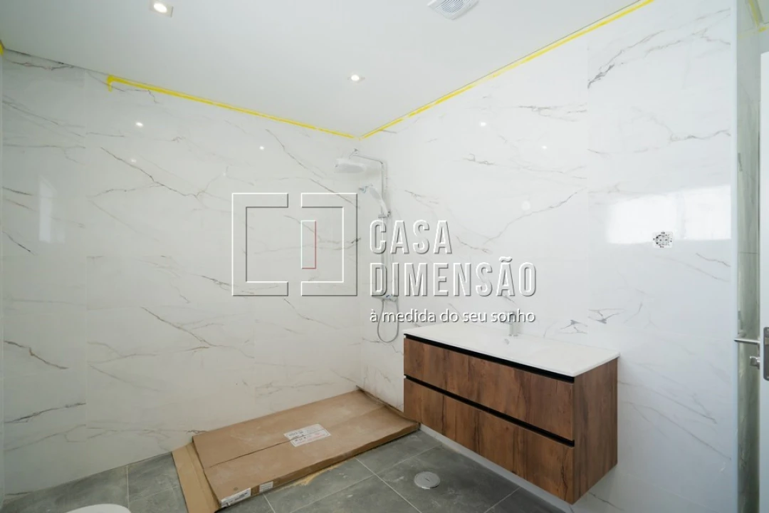 Moradia T4 para Venda em Corroios Foto 29