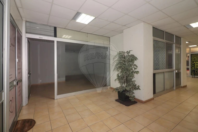 Loja para Venda em Póvoa de Santa Iria e Forte da Casa Foto 1