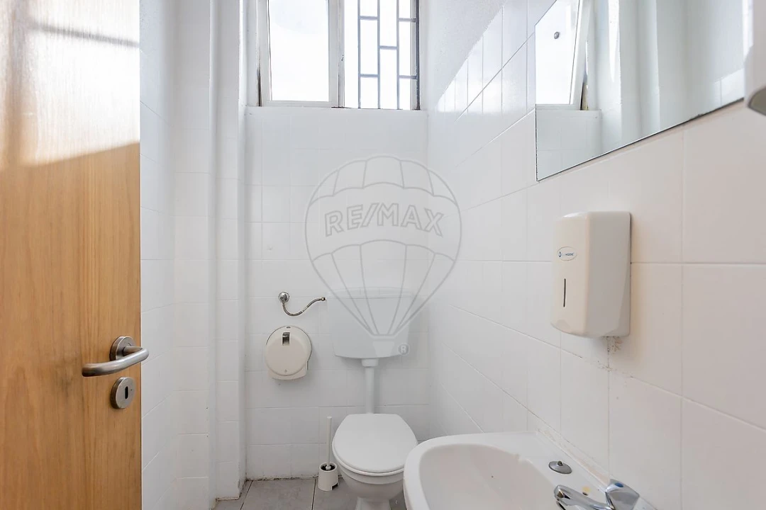 Loja para Venda em Póvoa de Santo Adrião e Olival Basto Foto 11