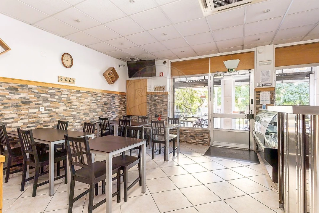 Loja para Venda em Póvoa de Santo Adrião e Olival Basto Foto 5