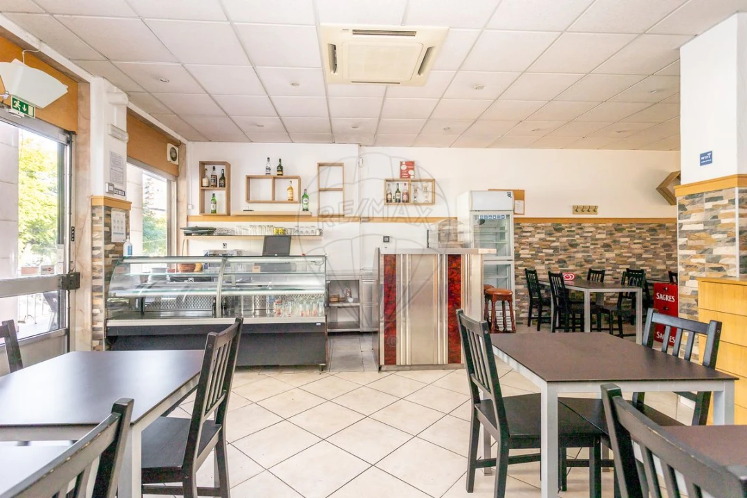 Loja para Venda em Póvoa de Santo Adrião e Olival Basto Foto 1