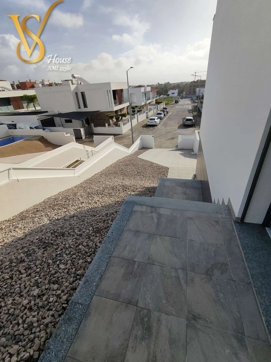 Moradia T4 para Venda em Corroios Foto 13