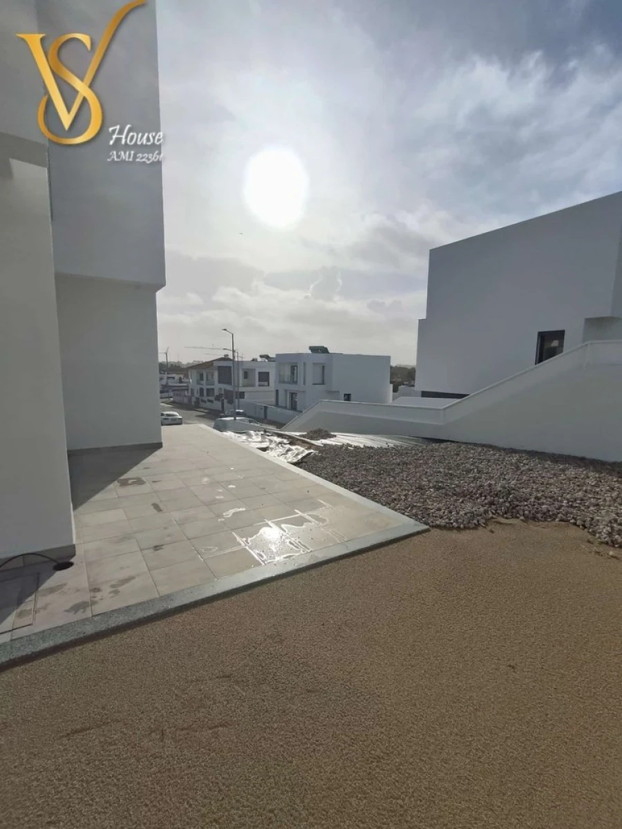 Moradia T4 para Venda em Corroios Foto 6