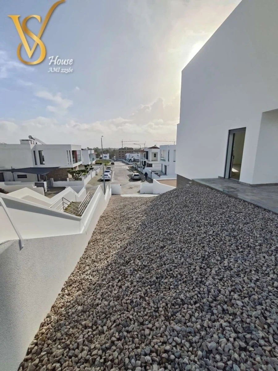 Moradia T4 para Venda em Corroios Foto 15