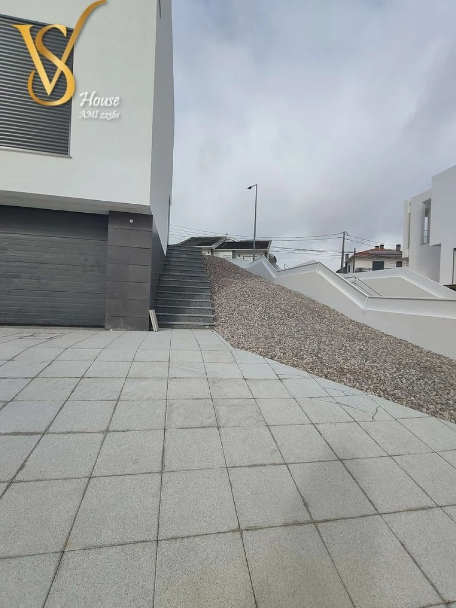 Moradia T4 para Venda em Corroios Foto 8