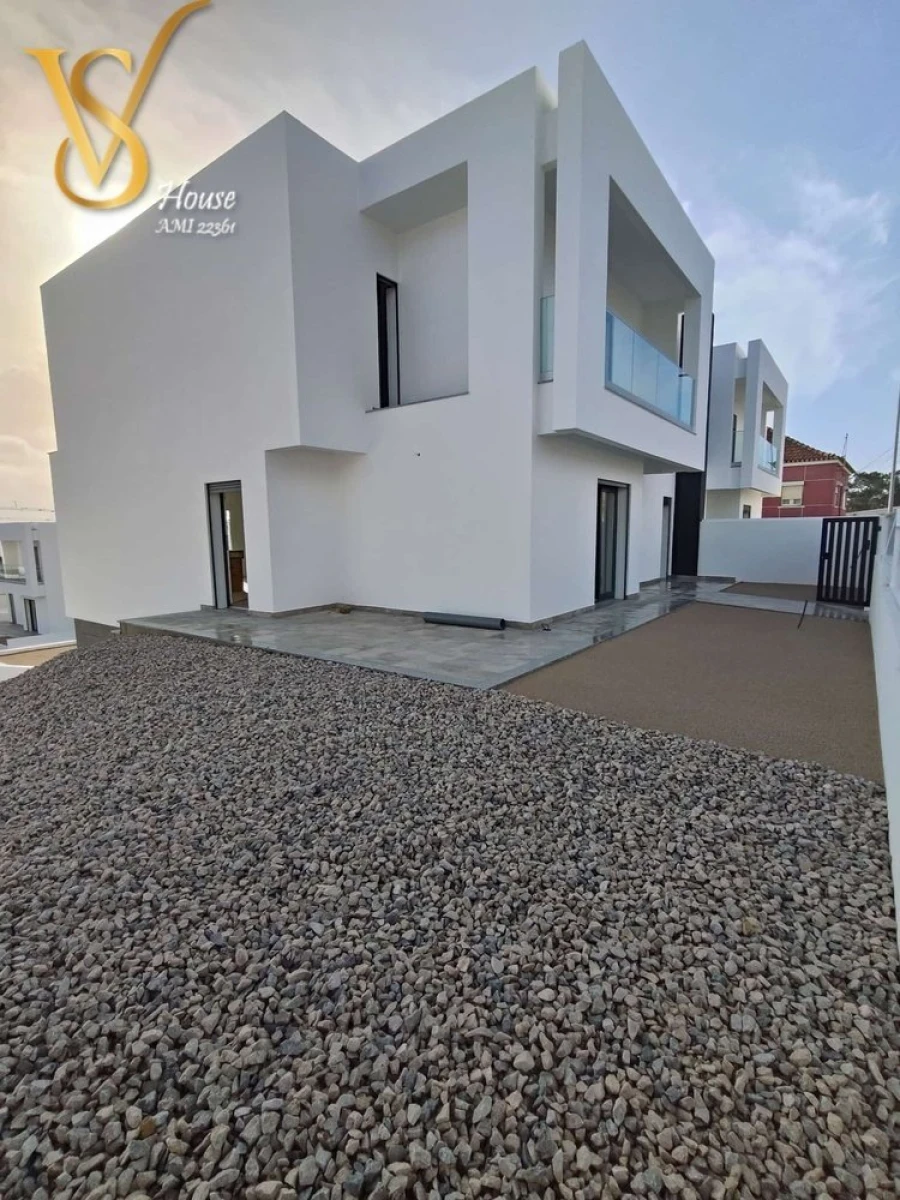 Moradia T4 para Venda em Corroios Foto 17