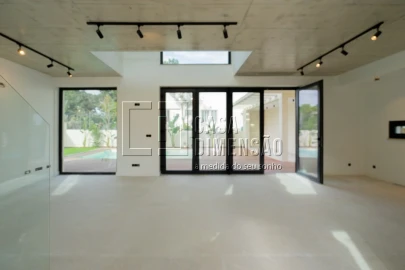 Moradia T4 para Venda em Charneca de Caparica e Sobreda