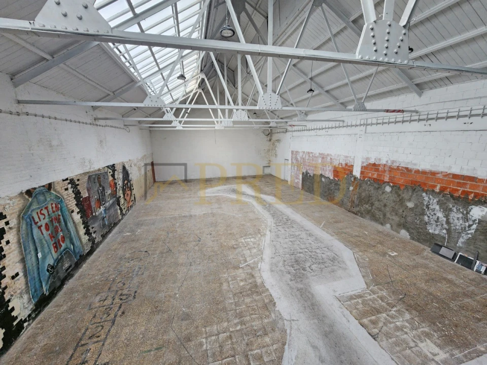 Armazém para Arrendamento em Mafamude e Vilar do Paraíso Foto 1