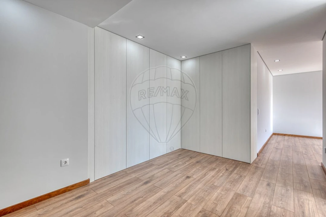 Apartamento T4 para Venda em Espinho Foto 9
