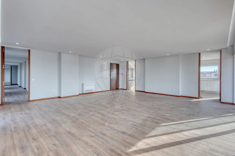Apartamento T4 para Venda em Espinho Foto 4