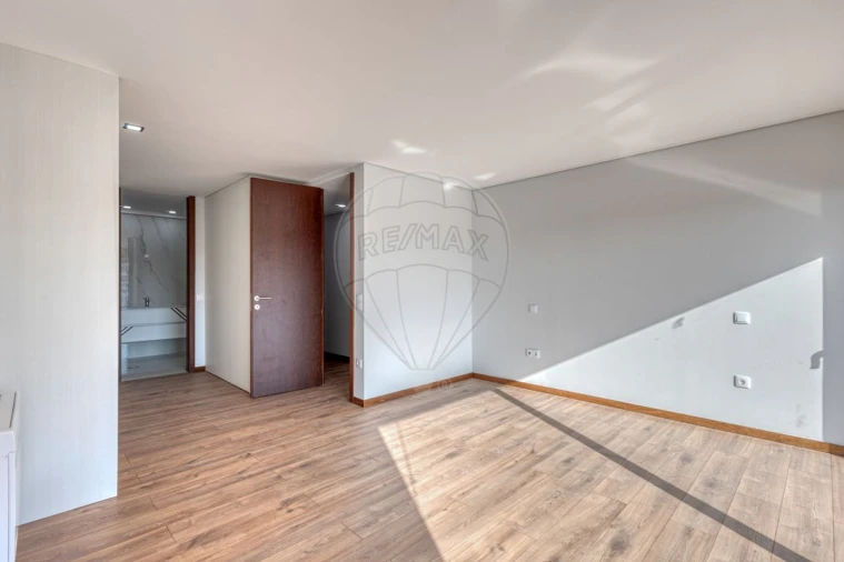 Apartamento T4 para Venda em Espinho Foto 18