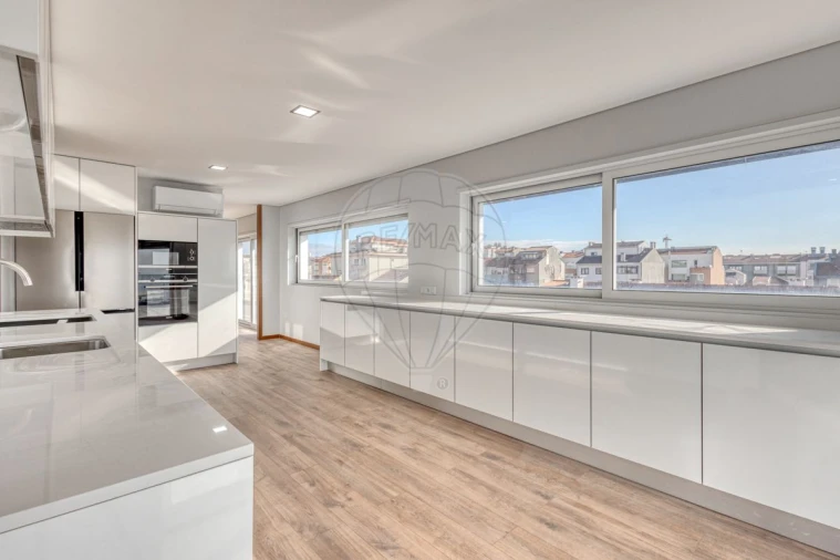 Apartamento T4 para Venda em Espinho Foto 5