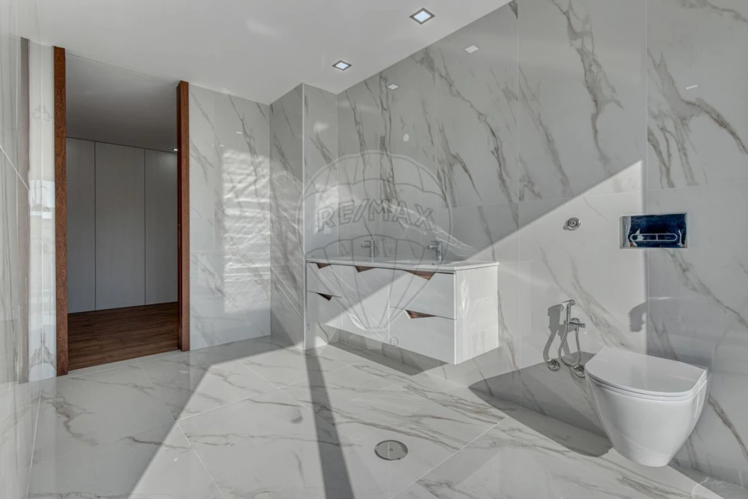 Apartamento T4 para Venda em Espinho Foto 13