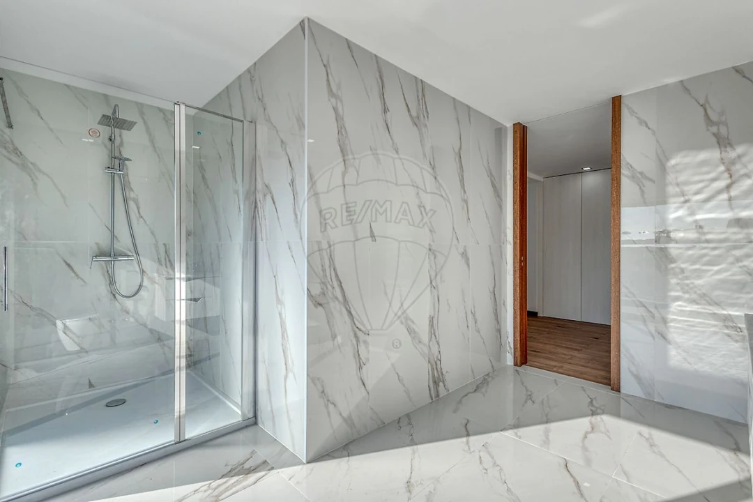 Apartamento T4 para Venda em Espinho Foto 12
