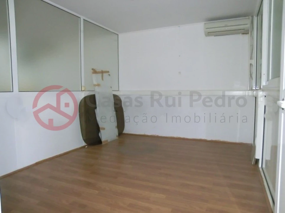 Armazém para Venda em Seixal, Arrentela e Aldeia de Paio Pires Foto 9