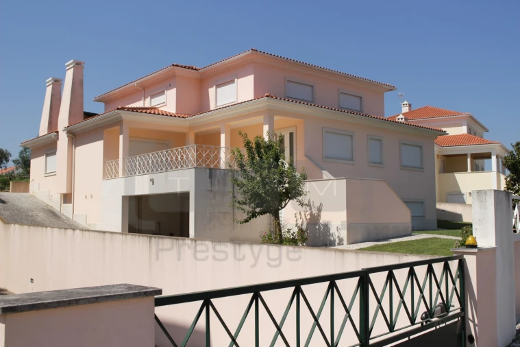 Moradia T5 para Venda em São João Baptista e Santa Maria dos Olivais Foto 1