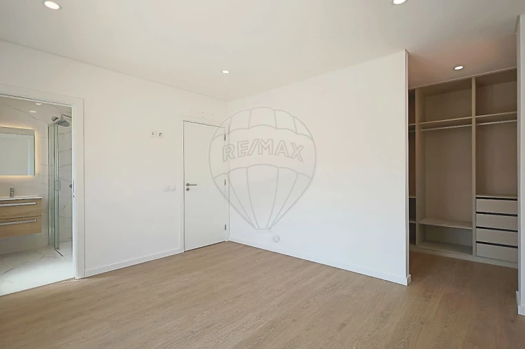 Moradia T4 para Venda em Turquel Foto 7