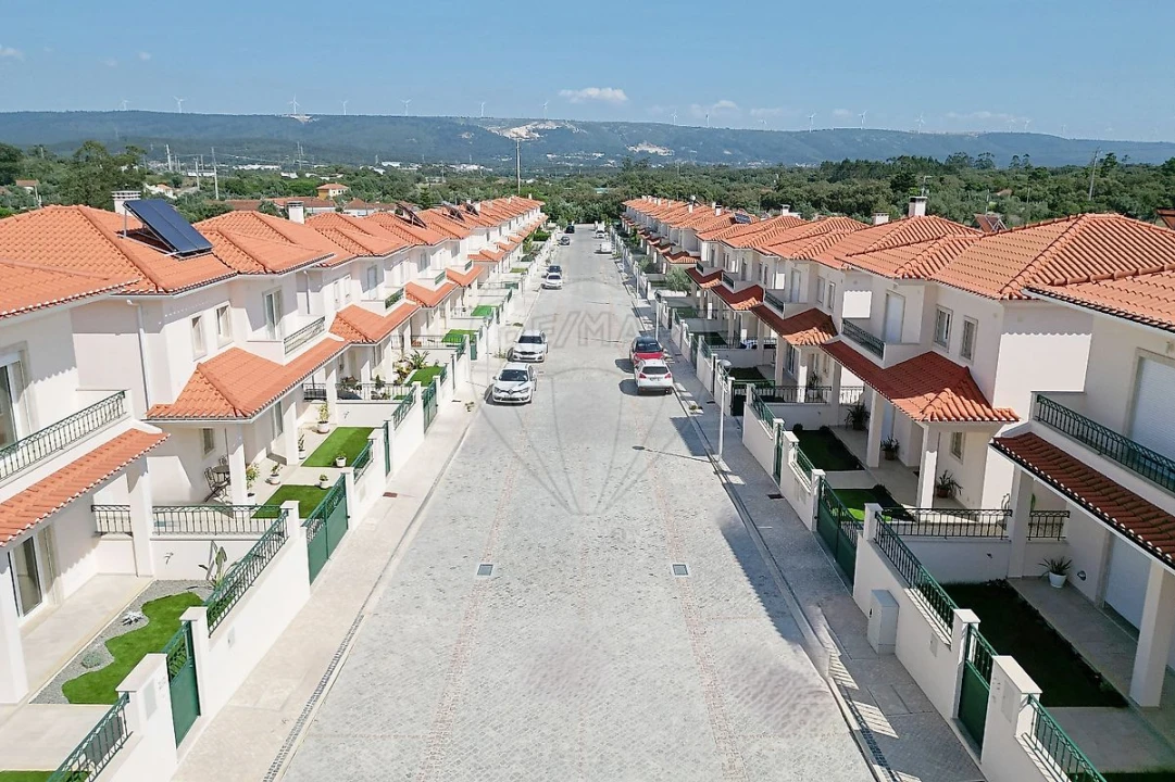 Moradia T4 para Venda em Turquel Foto 37