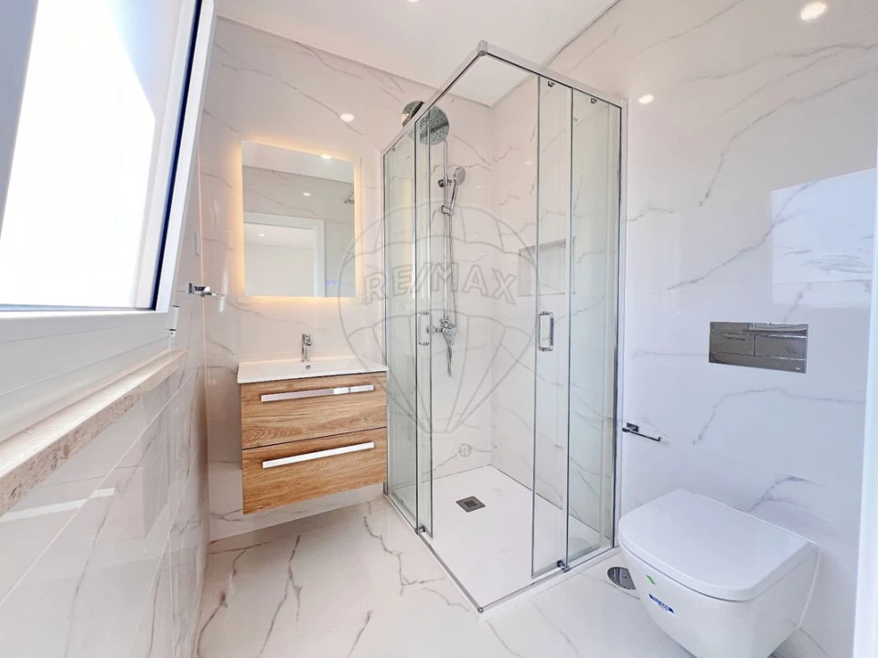 Moradia T4 para Venda em Turquel Foto 19