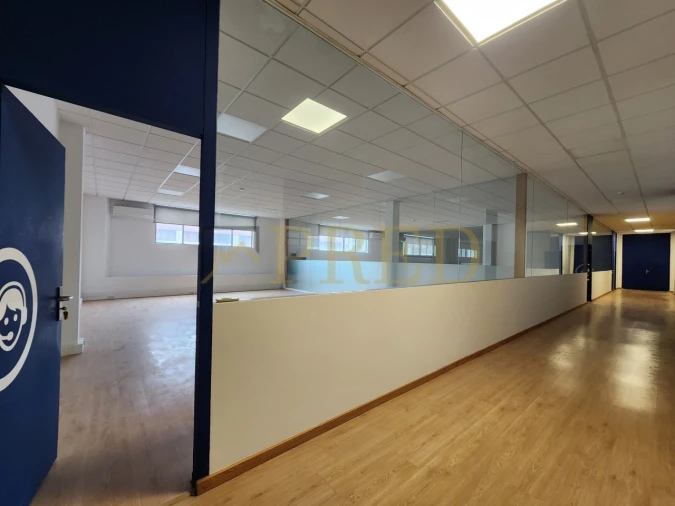 Armazém para Arrendamento em Paranhos Foto 15