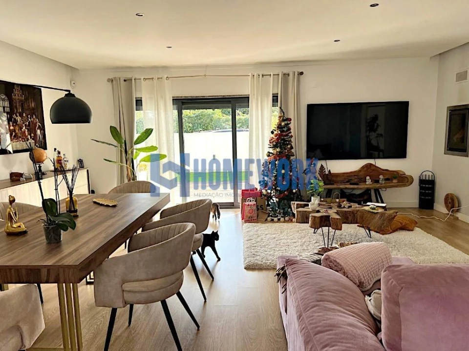 Moradia T4 para Venda em Santo Antonio da Charneca Foto 1