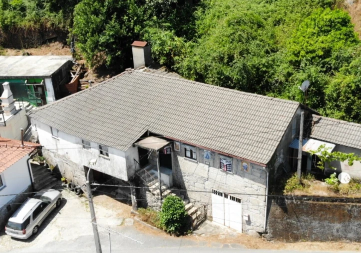 Moradia T4 para Venda em Mosteiro Foto 1