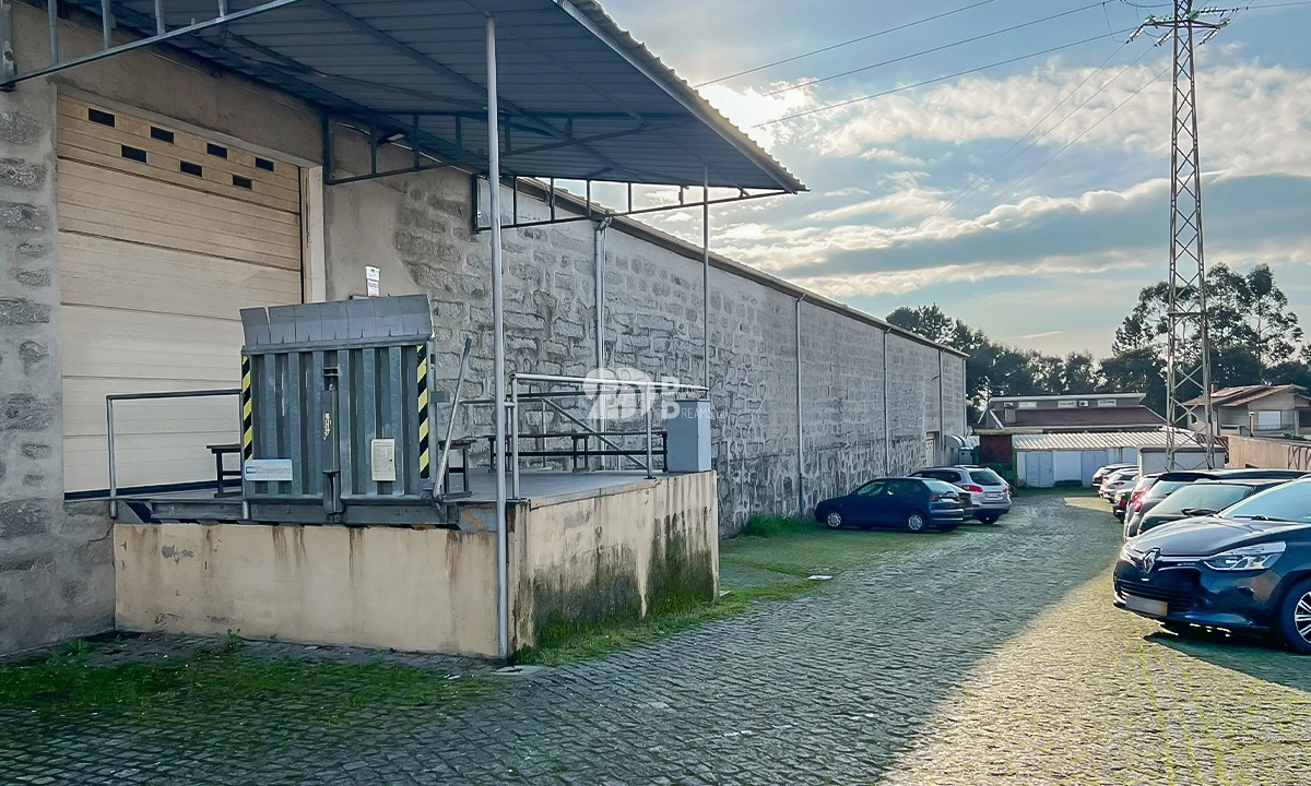 Armazém para Venda em Areias, Sequeirô, Lama e Palmeira Foto 1