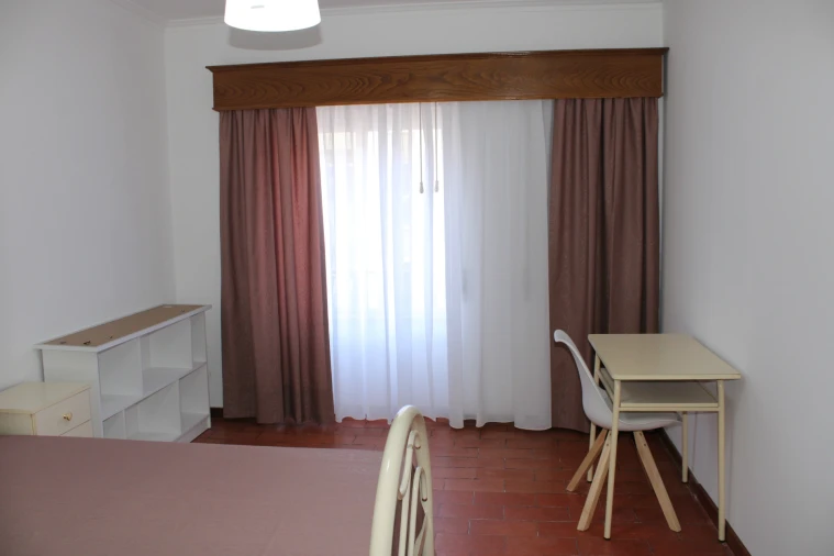 Quarto para Arrendamento em Santo Antonio dos Olivais Foto 3