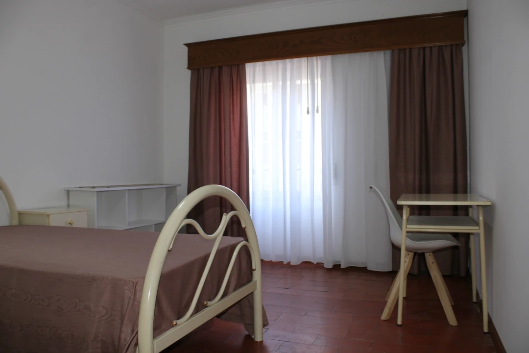 Quarto para Arrendamento em Santo Antonio dos Olivais Foto 4