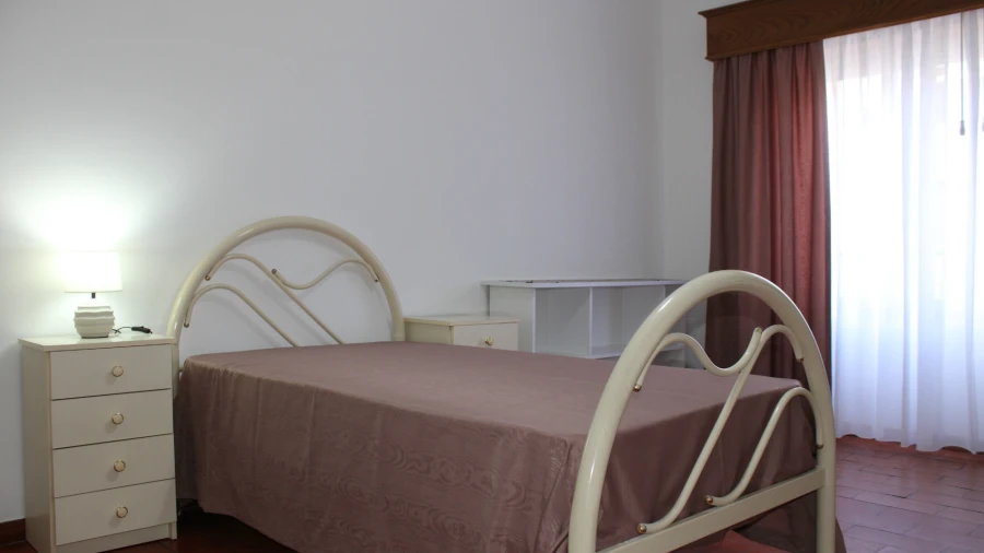 Quarto para Arrendamento em Santo Antonio dos Olivais