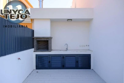 Moradia T4 para Venda em Charneca de Caparica e Sobreda