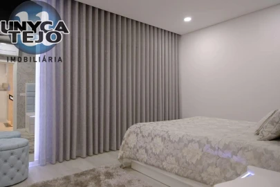 Moradia T4 para Venda em Charneca de Caparica e Sobreda