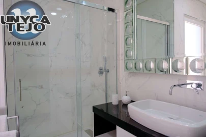 Moradia T4 para Venda em Charneca de Caparica e Sobreda