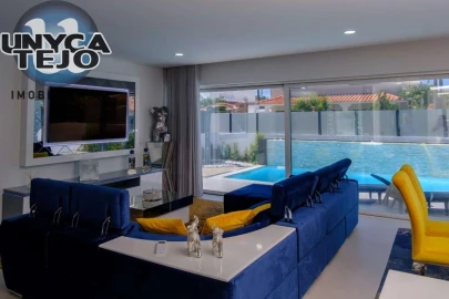 Moradia T4 para Venda em Charneca de Caparica e Sobreda