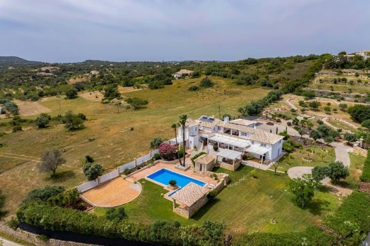 Moradia T7 para Venda em Santa Barbara de Nexe Foto 52