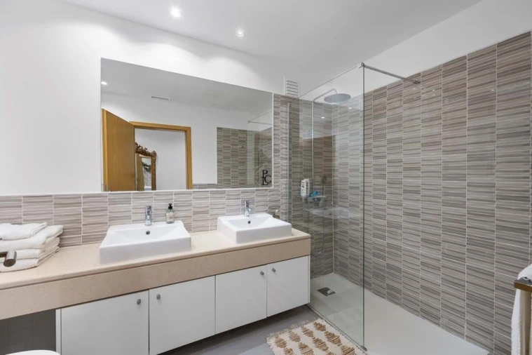 Moradia T7 para Venda em Santa Barbara de Nexe Foto 18