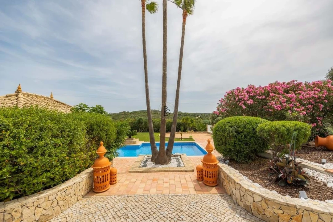 Moradia T7 para Venda em Santa Barbara de Nexe Foto 44