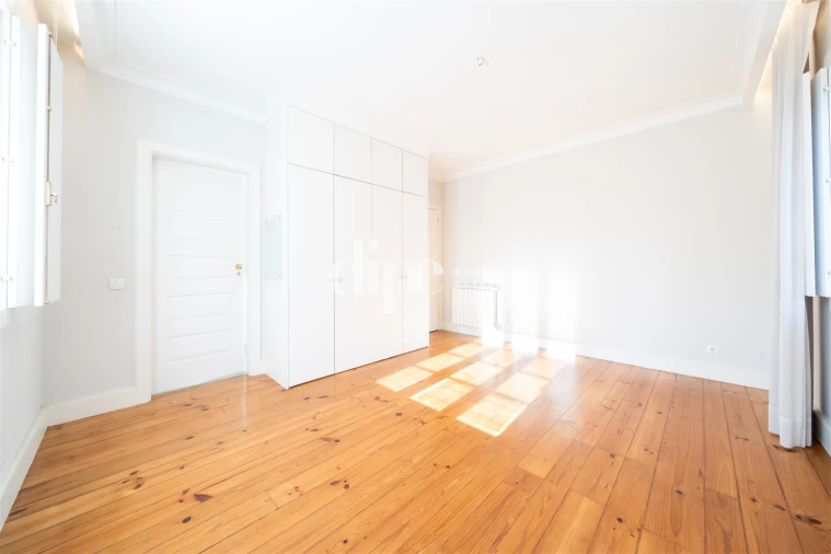 Moradia T4 para Venda em Oliveira, São Paio e São Sebastião Foto 21