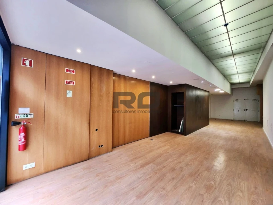 Loja para Venda em Lordelo do Ouro e Massarelos Foto 1