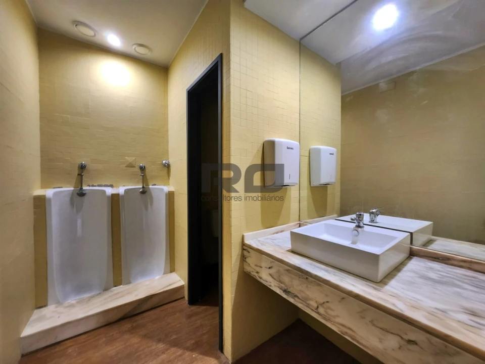 Loja para Venda em Lordelo do Ouro e Massarelos Foto 11