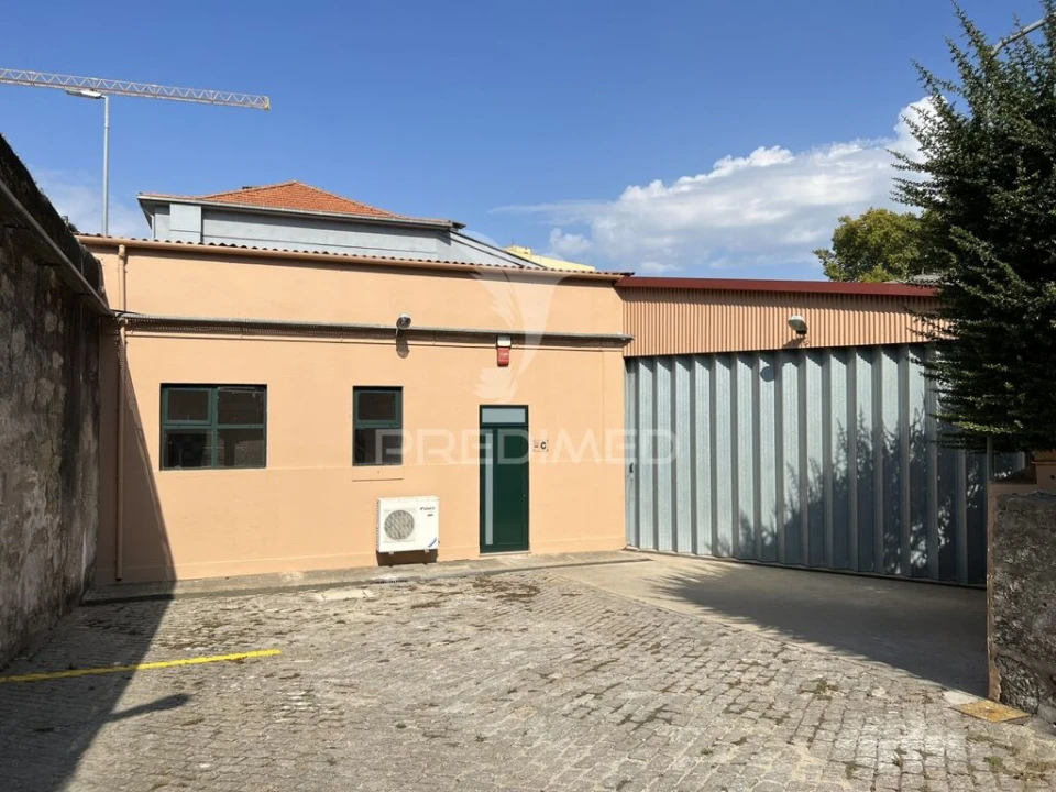 Armazém para Arrendamento em Paranhos Foto 1