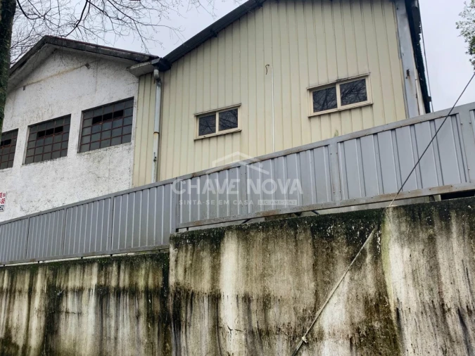 Armazém para Venda em São João da Madeira Foto 1