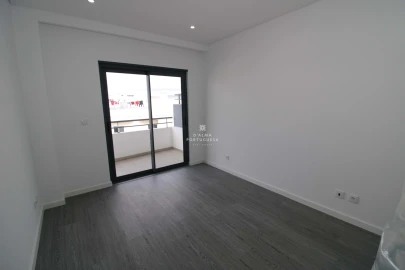 Apartamento T3 para Venda em Quelfes
