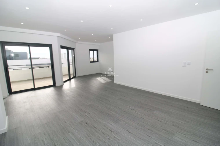 Apartamento T3 para Venda em Quelfes Foto 5
