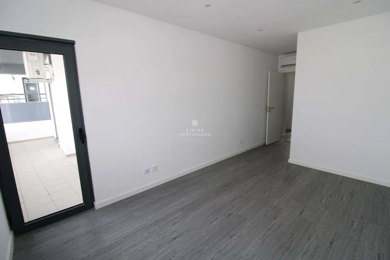 Apartamento T3 para Venda em Quelfes Foto 12