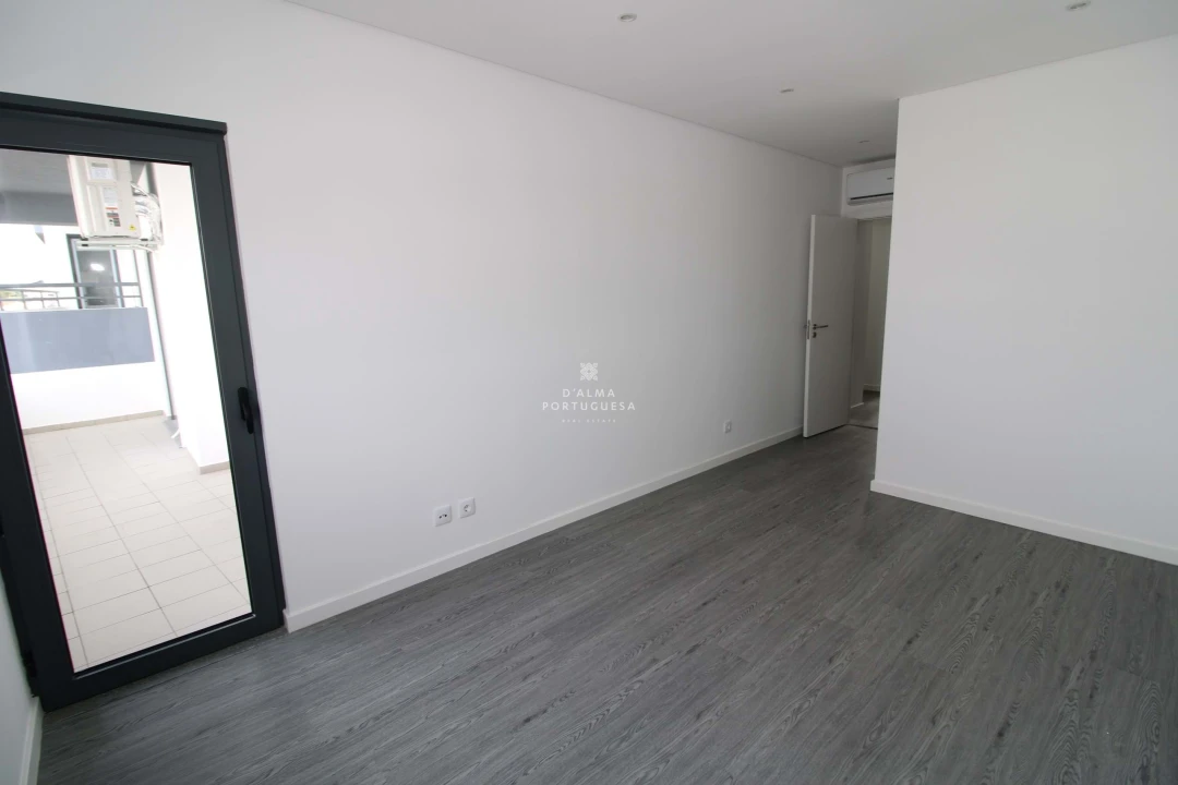 Apartamento T3 para Venda em Quelfes Foto 12