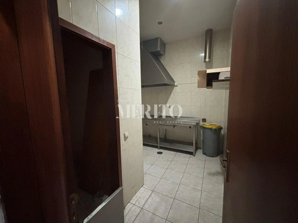 Loja para Venda em Santo Tirso, Couto (Santa Cristina e São Miguel) e Burgães Foto 9