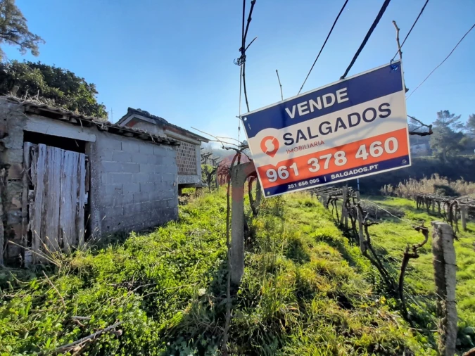 Terreno para Venda em Vila e Roussas