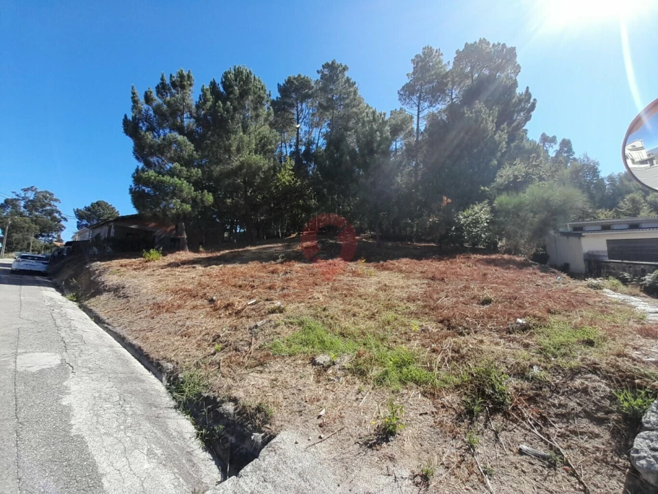 Terreno para Venda em Vila e Roussas Foto 1